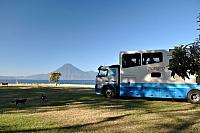 Hotelbus na břehu jezera Atitlán
