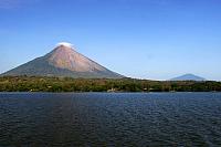 Ostrov Ometepe na jezeře Nikaragua tvoří dva vulkány, je největším vulkanickým ostrovem světa ve sladkovodní ploše