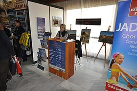 Malý stánek uvnitř haly, veletrh Infotour a cykloturistika 2014 v Hradci Králové