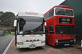 Náš hotelbus se vedle doubledeckeru neztratil, Muzeum autobusů v Londýně, září 2014