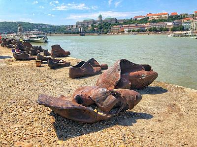 Boty na Dunaji připomínají obyvatelům Budapešti válečný masakr Židů.