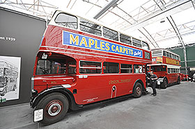 Míra obdivuje ladné tvary doubledeckru z roku 1939, Muzeum autobusů v Londýně, září 2014