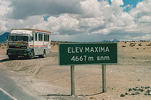 Na hranicích Bolívie a Chile, nadmořská výška 4 667 nebyla, není a nebude pro náš hotelbus problém ..., Jižní Amerika, 2000 / Cestovní kancelář Pangeo tours | Cestovní kancelář PangeoTours