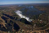 Pohled na Viktoriiny vodopády z helikoptéry