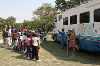 Focení s místními školáky před výletem k ruinám Great Zimbabwe