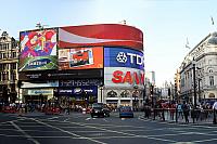 Rušné náměstí Piccadilly Circus, Londýn