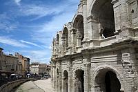 Arles - mohutná římská aréna sousedí s malebnými provensálskými domky