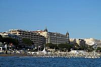 Cannes - slavnou promenádu La croisette obklopují luxusní hotely