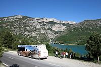 Jezero de Sainte Croix, do kterého ústí kaňon řeky Verdon