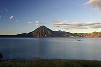 Jezero Atitlán leží mezi třemi vulkány, výhledy z kempu na jeho břehu jsou kouzelné
