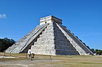 Chichen Itzá - mayské město na Yucatána, nejznámější stavba Kukulkánova pyramida