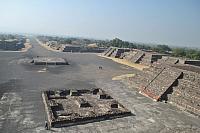 Teotihuacán - pohled z Měšíční pyramidy na Ulici mrtvých