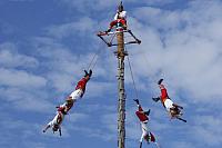 Voladores - "létající Indiáni" - původně náboženský rituál je vrcholným artistickým číslem předváděným na mexických ...