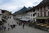 Gruyeres - typické švýcarské městečko s hradem, kde se vyrábí slavný sýr gruyere
