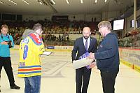 Předávání poukazu - Pangeo Tours fandí Motoru – předávání ceny