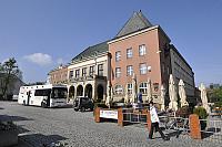 Hotelbus před radnicí ve Zlíně, cestovatelský festival NEZNÁMÁ ZEMĚ – XIX. ročník cestování, sbližování a poznávání kultur