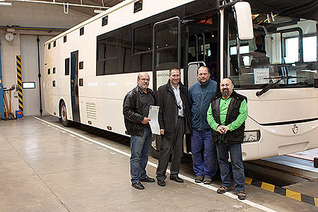 Zbrusu nový hotelbus Pangeo Tours právě opuští montážní halu. Na snímku vlevo je Miroslav Dohnal z CK Pangeo Tours, vedle něj stojí ing. Jiří Kalousek - vedoucí prodeje autobusů Iveco v ČR a zcela vpravo je konstruktér vozu Ing. Tomáš Mencl