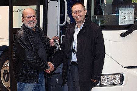 Miroslav Dohnal z CK Pangeo Tours přebírá klíčky od zbrusu nového hotelbusu Pangeo Tours z rukou ing. Jiřího Kalouska - vedoucího prodeje autobusů Iveco v ČR