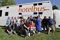 Předání s celou skupinou, malá oslava pro velkého cestovatele - 30 zájezdů Petra Martínka hotelbusem