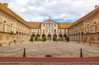 Radnice v Beaune, poznávací zájezd: Francie, Andorra - Burgundskem k Azurovému pobřeží